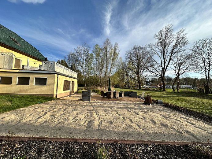 NEU! Ikonische, lichtdurchflutete Landhaus Villa mit Einliegerwohnung & mögl. Grundstkserweiterung – Strand Ferienwohnung