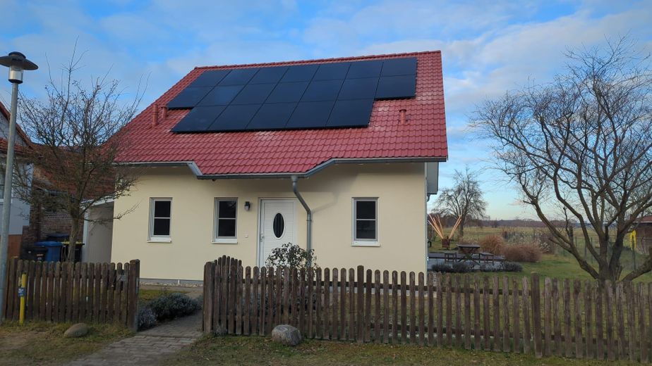 *senza provvigione* Casa familiare con impianto fotovoltaico, accumulo, camino e ampio giardino – 8,8 kWp PV Anlage