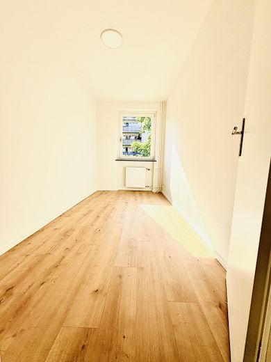 Wohnen wie im eigenen Haus – renovierte 3 -Zimmer Wohnung mit großer Terrasse & Garten – geräumiges Arbeitszimmer