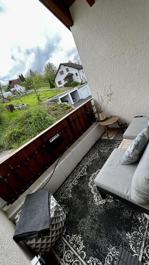 Lichtdurchflutete 3,5-Zimmer-Dachgeschosswohnung mit Balkon, Wärmepumpe und PV-Anlage – Balkon