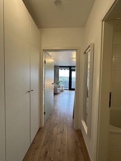 VANAF AUG 2027: Stijlvol gemeubileerd appartement | Tijdelijk wonen | Gemeubileerd wonen in Sachsenhausen – Flur mit Einbauschrank