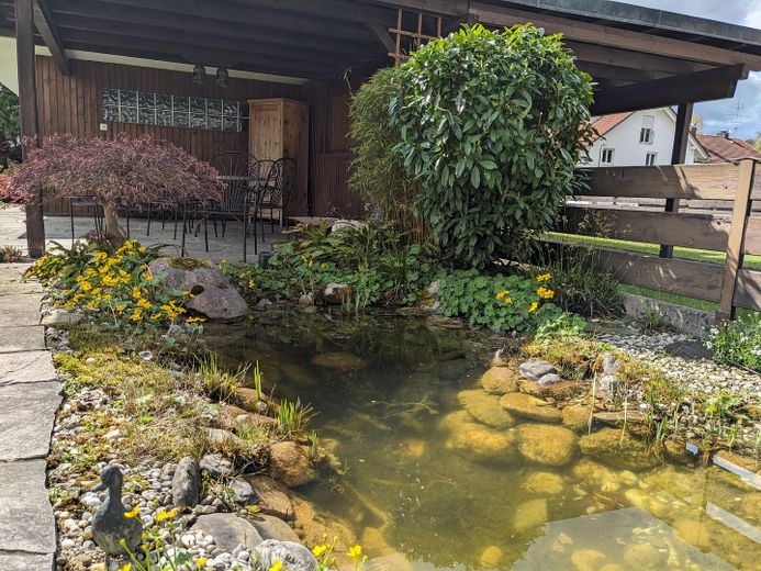 überdachter Freisitz mit Teich