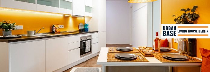 URBAN BASE: кімната у спільній квартирі для студентів із сучасними меблями, ОРЕНДА ALL-IN, тощо в Берліні-Обер-Шеневайде – Ansicht I: WG-Küche mit Essbe…