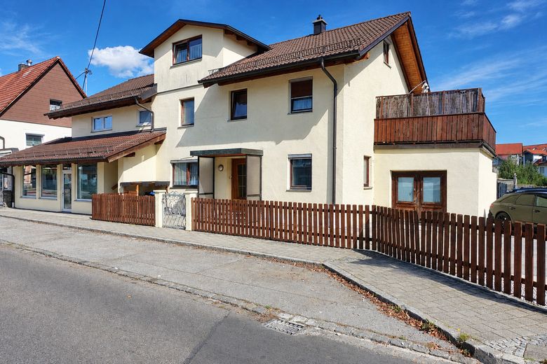 Mehrfamilienhaus in zentraler Lage mit 4 Wohnungen – Straßenansicht.