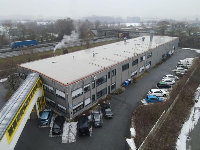 Produktionshalle mit Büroräumen und bester Verkehrsanbindung – Draufsicht 1