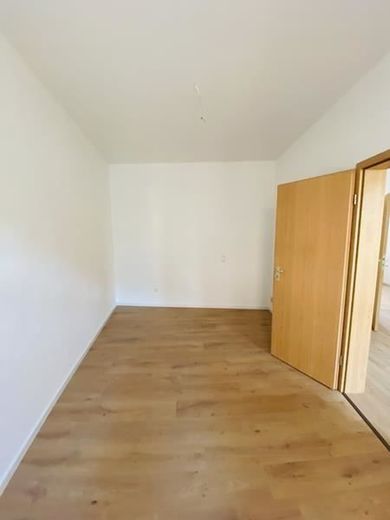2-Zimmer mit Laminat, Wanne, Dusche und sep. WC und in zentraler Lage! – IMG_9978