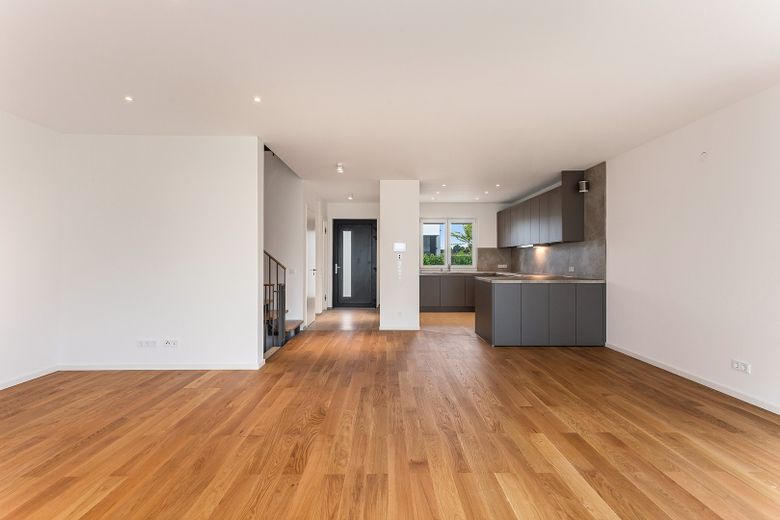 Exklusives Einfamilienhaus mit hochwertiger Ausstattung, Garage und Garten – EG - Wohnen /Essen / Kochen