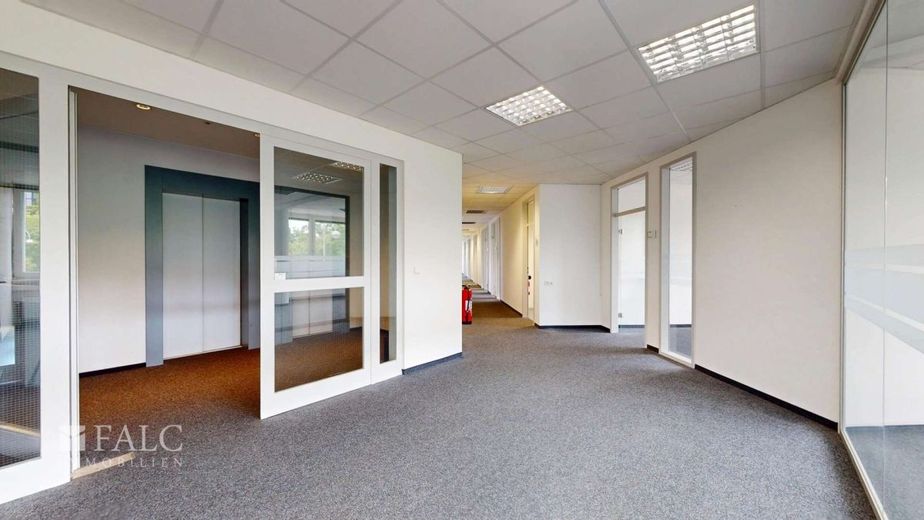 Modernisiertes Büro im 1.OG mit 10 TG-Stellplätzen / neben ADAC – Büroeingang