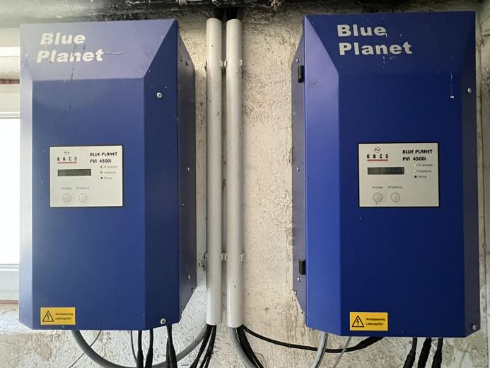 Doppelhaushälfte mit zwei Wohnungen und PV-Anlage – Wechselrichter