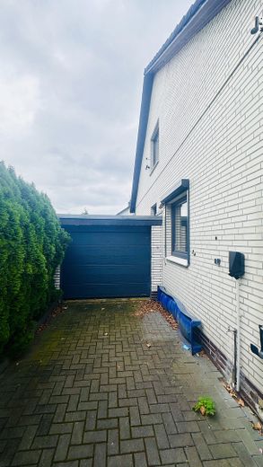 Casa unifamiliare modernizzata con 187 m² di superficie abitabile, 6 locali, garage e giardino, senza intermediario – Garage