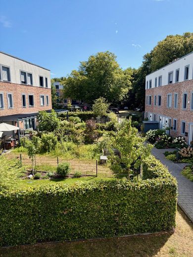 Sin comisión: Moderno apartamento de 4 habitaciones con balcón orientado al oeste y plaza de garaje subterránea con posibilidad de carga – Ausblick