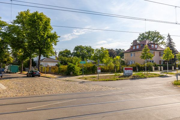 Provisionsfrei! Grundstück für ein kleines MFH, Gewerbe, Villa. Nur 200 Meter zum Wasser.
