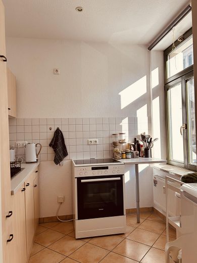Bezaubernde und renditestarke Kapitalanlage in Leipzig-Gohlis – Küche mit EBK und Fenster