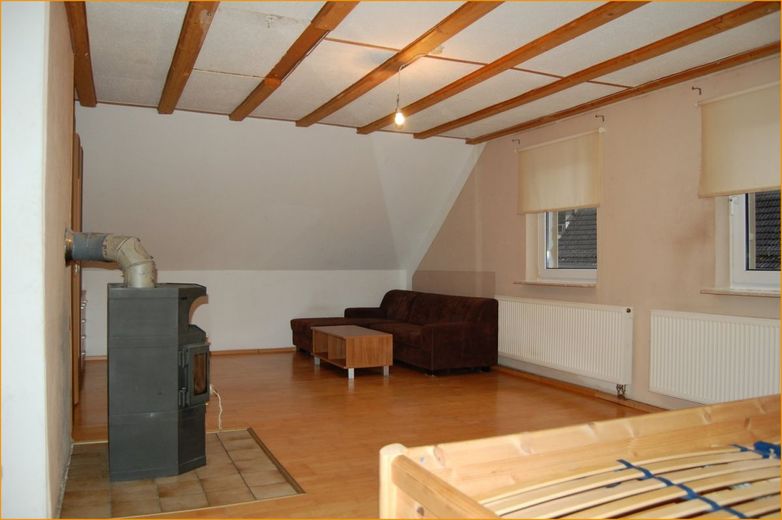 +++Tolles Einfamilienhaus für die ganze Familie und einer Einliegerwohnung für Mieteinnahmen+++ – DG: Wohn- und Schlafzimmer