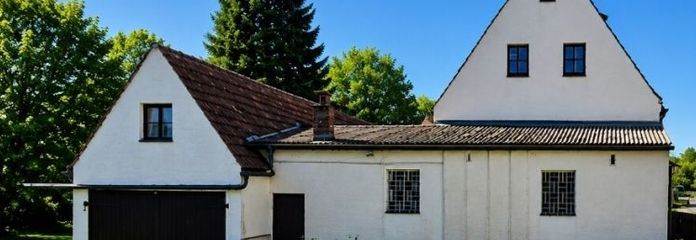 Beaucoup d’espace habitable sur un grand terrain avec un permis de construire approuvé pour 13 logements