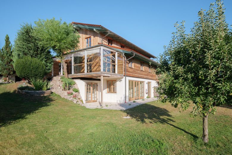 Chiemgau: Casa pareada bien cuidada en una ladera con vistas a la montaña - división real y orientación sur - – Foto 2