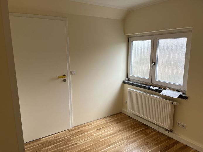 شقة مريحة ومكيّفة في الطابق العلوي مع حمّام مضاء بضوء النهار وشرفة جنوبية – Wohnungseingang