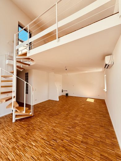 Maisonette-Traum in Alt-Weiden: Galerie, großzügige Dachterrasse und moderne Wärmepumpe – Wohnzimmer Richtung Küche