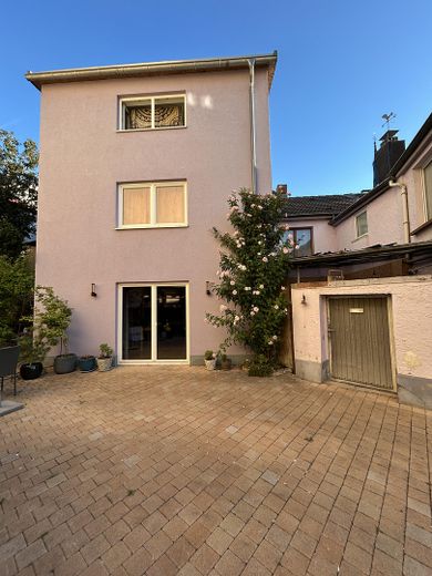 Einfamilienhaus in Bestlage von Gau-Algesheim – Eingang und Hausfront vorne