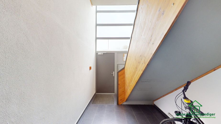 Hausflur mit Treppe EG