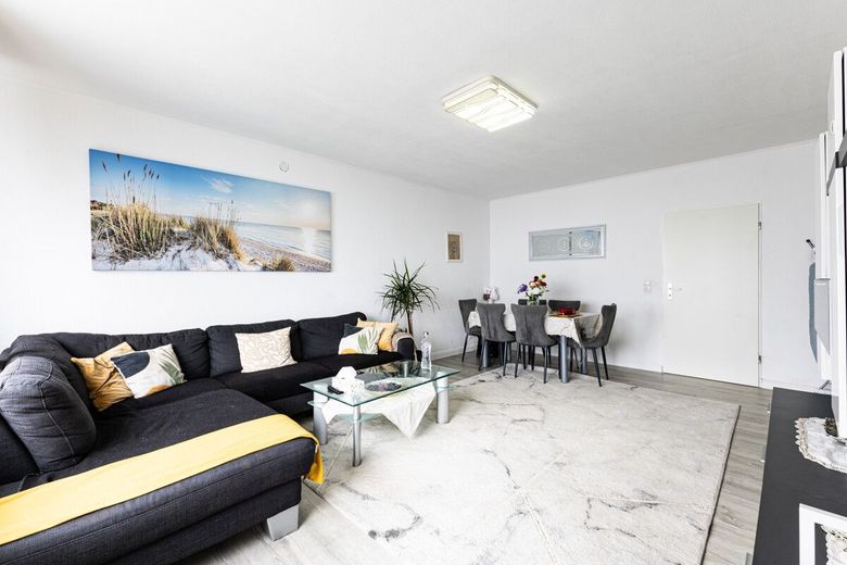 Ihre attraktive und moderne ETW im Herzen von Quickborn - mit Loggia und Tiefgaragenstellplatz – Wohn-Esszimmer