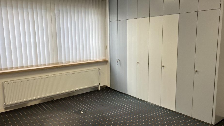 Powierzchnia biurowa / handlowa w najlepszej lokalizacji, parter, Homburg (Saara) – Einbauschränke