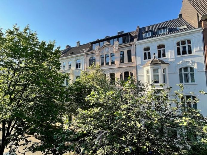 Topowa lokalizacja w Düsseldorfie: jeden lokal, 2 mieszkania dwupokojowe, 1x wolne, 1x wynajęte, balkon od strony południowej + ogród! – Zdjęcie 1