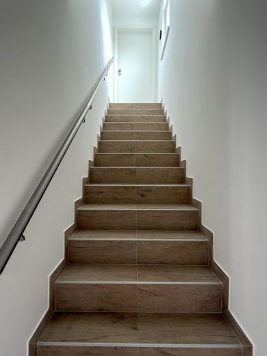 Kernsaniertes ZFH – 2 vermietbare Whg., Energieklasse A, 1.450 € Sollmiete – Treppe