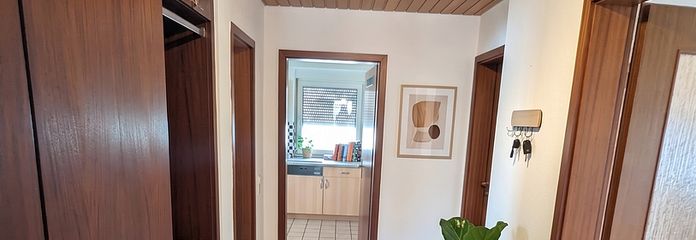 WG geeignete 4 Zimmer-DG-Whg mit Holzfußboden, Balkon, Wohnküche – Flur