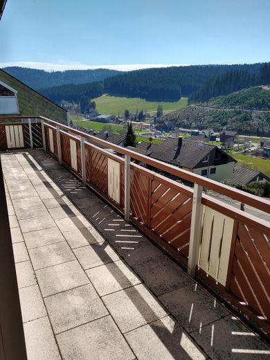 Vielseitig nutzbares Zweifamilienhaus mit unverbaubarer Aussicht – Blick vom Balkon