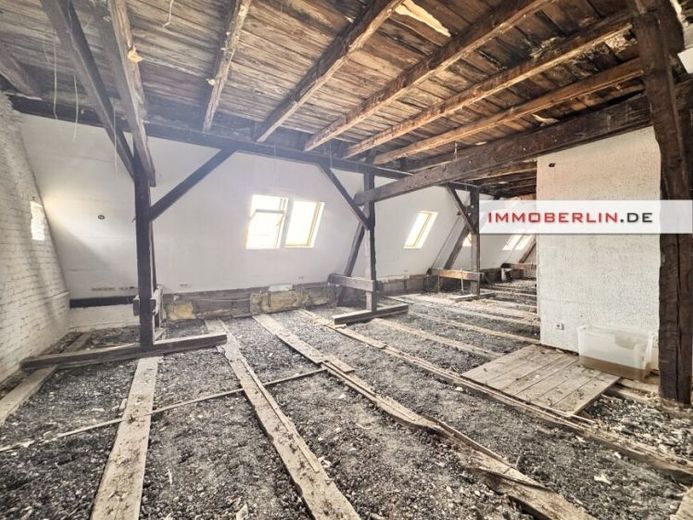 IMMOBERLIN.DE - Dachgeschossrohling für max. 4 Wohnungen ca. 290 m2 mit Bauvorbescheid – Foto 1