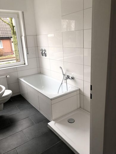 Renovierte 4-Zimmer-Wohnung mit Garten in Rheine-Hauenhorst – Badewanne