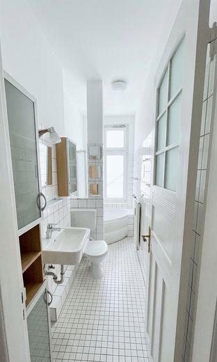 3 pok. mieszkanie w starej zabudowie Eimsbüttel, zmodernizowane, wysokie sufity, drewniane deski, sztukaterie, ok. 70 m², wolne/gotowe do zamieszkania – Helles Badezimmer mit Fenster