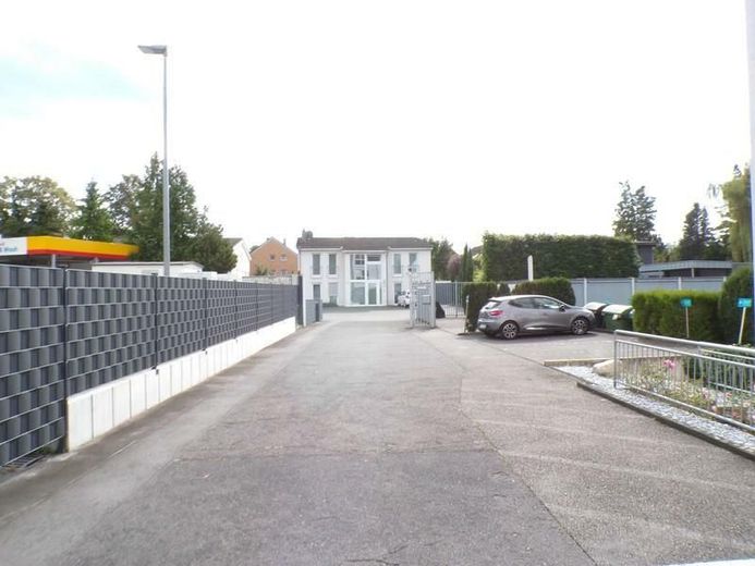 Baugrundstück (erschlossen) - an einer Hauptstraße, aber in 2.ter Reihe und dadurch ruhig gelegen – 1 Blick von Straße in die Einfahrt