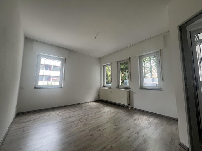 Preiswerte 2 Zimmer Wohnung im Erdgeschoss in ruhiger Wohnlage – Wohnzimmer