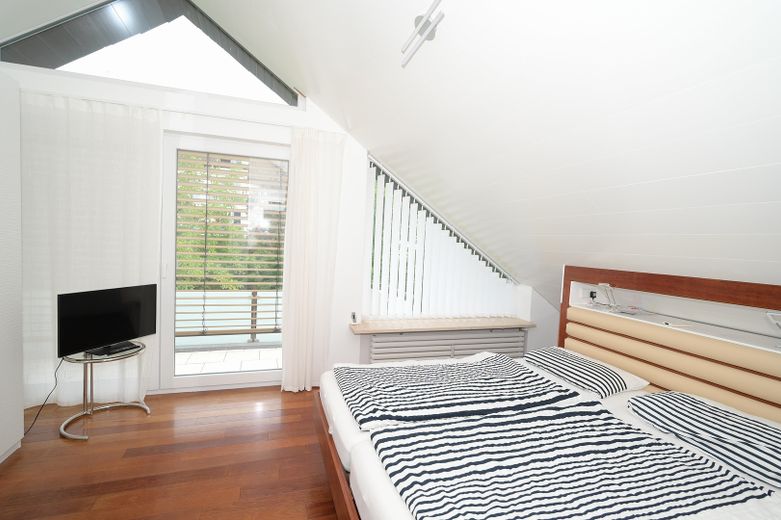 Aussicht, Natur und Design: exquisite 3-Zimmer Dachgeschosswohnung in Freiburg St. Georgen – Schlafzimmer