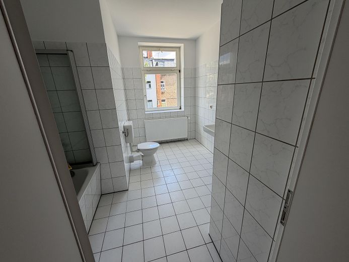 Zentrumsnahe, ruhige 2,5-Zimmer-Wohnung mit Balkon in Brühlervorstadt – Bad 1