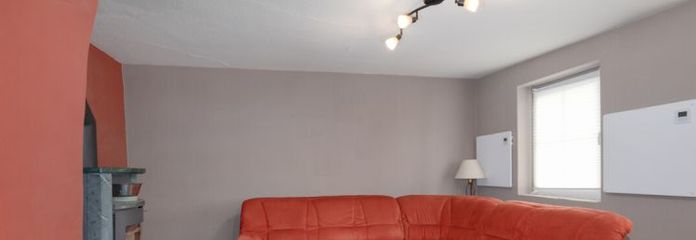 منزل سكني مع حظيرة وحديقة