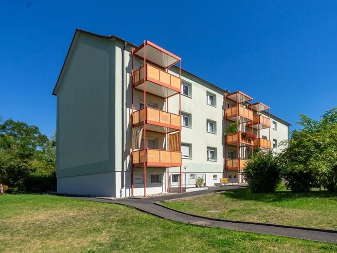 Zentral wohnen, sonnigen Balkon genießen – großzügige 4-Raumwohnung im Herzen von Suhl – Foto 1