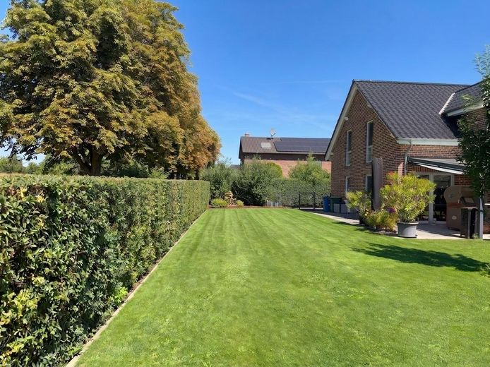 Modernes Massivhaus in ruhiger Neubausiedlung: Südausrichtung, Terrassendach, Sauna & 9m-Garage – Garten