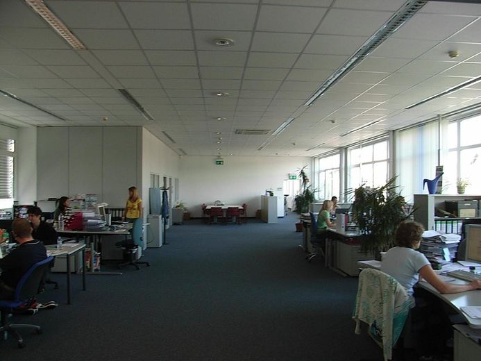 Ruime, lichte kantoorruimte * Commissievrij * Op verzoek 235 m² opslagruimte – Großraum 2. OG