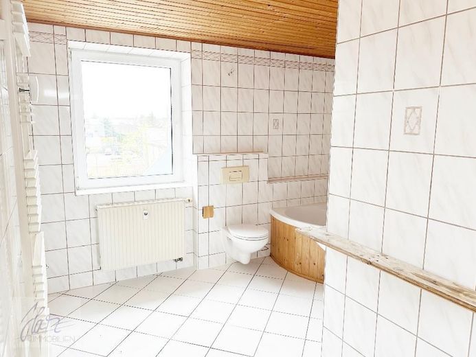 ***VIEL PLATZ &amp; BESONDERER WOHNCHARAKTER - 6-ZIMMER-MAISONETTE MIT KAMIN*** ab demnächst zu vermieten – Tageslichtbad mit Eckbadeanne, Dusche, WC, Waschtisch und Waschmaschinenanschluss - untere Wohnebene