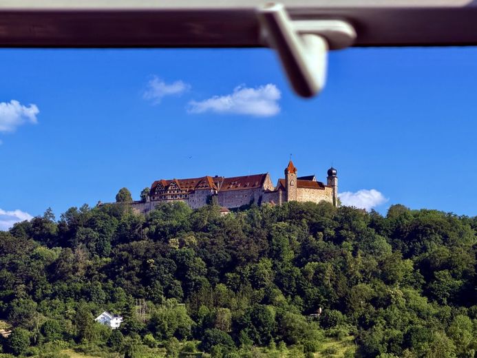 Einmaliges Wohnjuwel! 80 m² Wohnung - Loft-Charakter und 1A Veste-Coburg-Blick! Stellplatz mietbar – Premiumblick