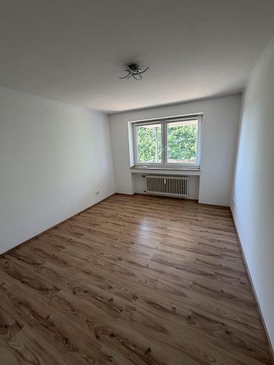 Renovierte 2 Zimmer Wohnung mit neuer Einbauküche inkl. ab August – Foto 3