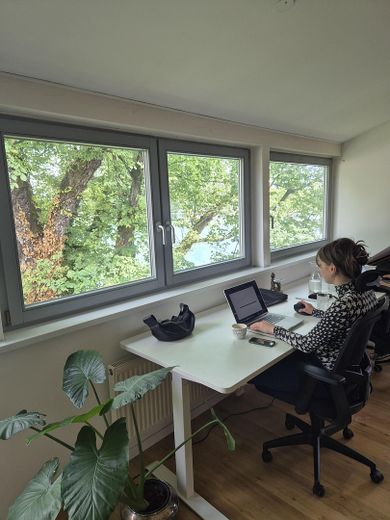 Schreibtisch mit Seeblick