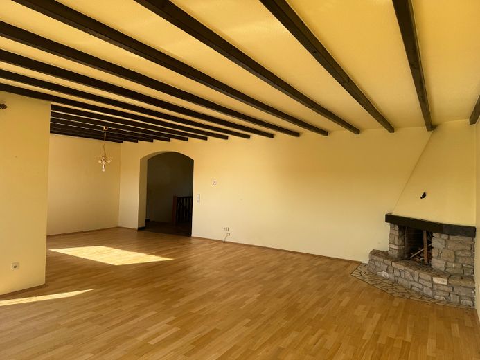 Großzügiges Einfamilienhaus mit Fernblick – Wohn- und Esszimmer