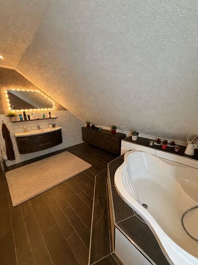 Einfamilienhaus mit Pool und großem Garten – Badezimmer