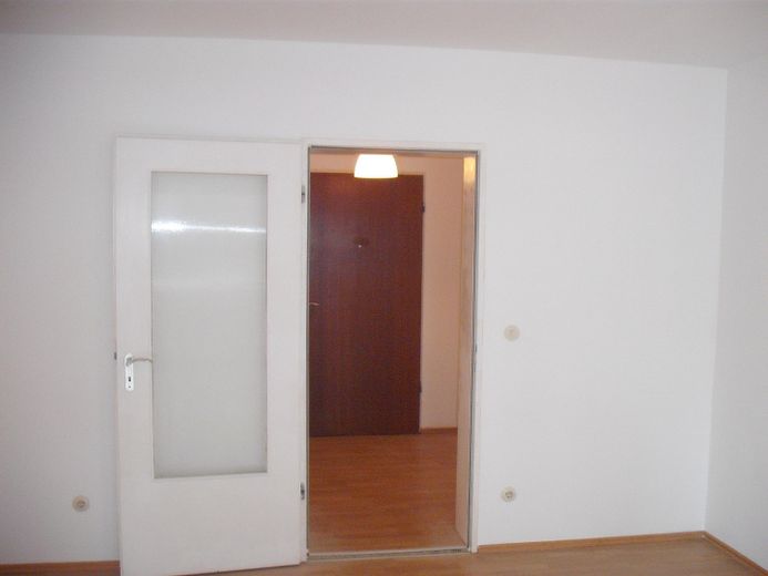 Leerstehende gepflegte Wohnung zu verkaufen – Sicht auf Eingangsbereich