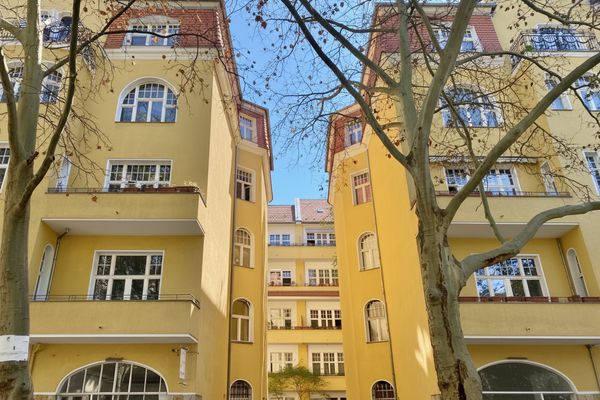 Тиха квартира в старому будинку в Шарлоттенбурзі / на Курфюрстендаммі, без комісії, з балконом