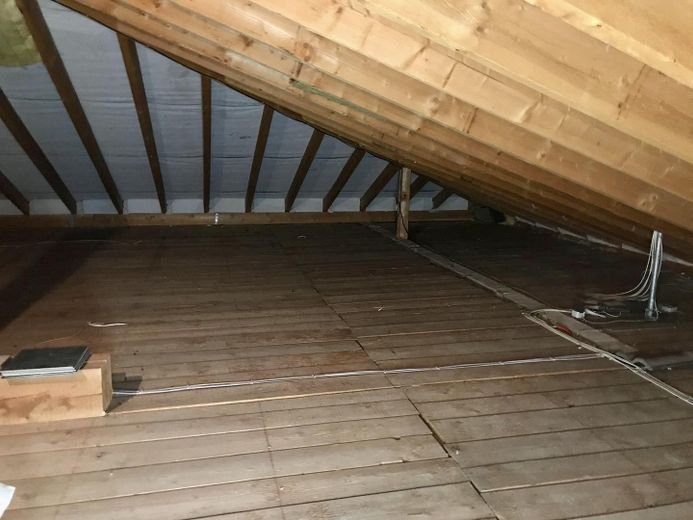 Dachboden (gasamten Haus)